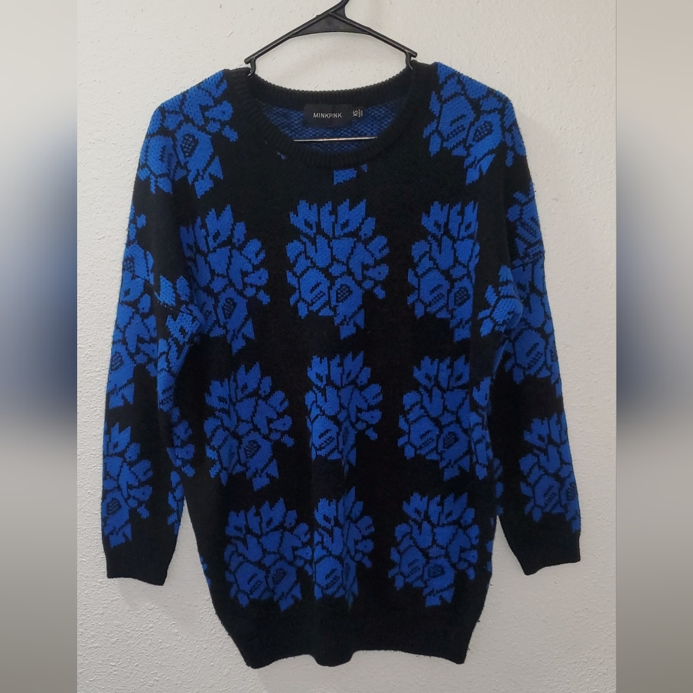 OVERSIZED Women's Black and Blue Floral Sweater:  Can fit up to a L!!